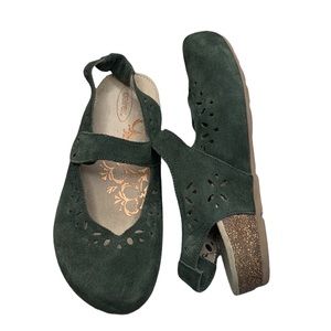 Aetrex suede clogs size 7
